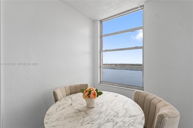 Foto del edificio - 1351 NE Miami Gardens Dr