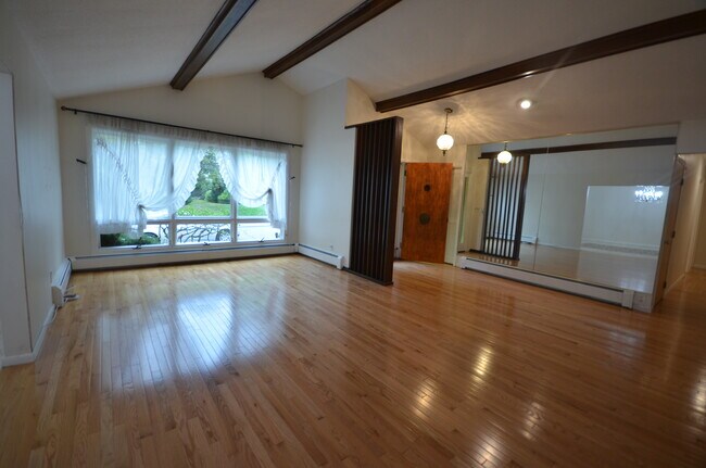 Building Photo - 20 Mossdale Rd