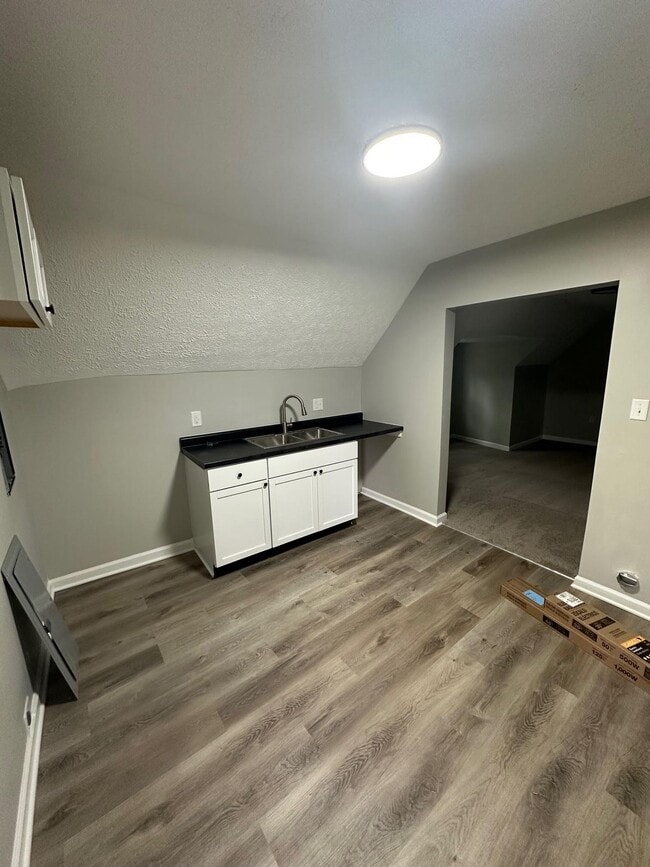 Building Photo - 1st Floor - 3 Bed 1 Bath