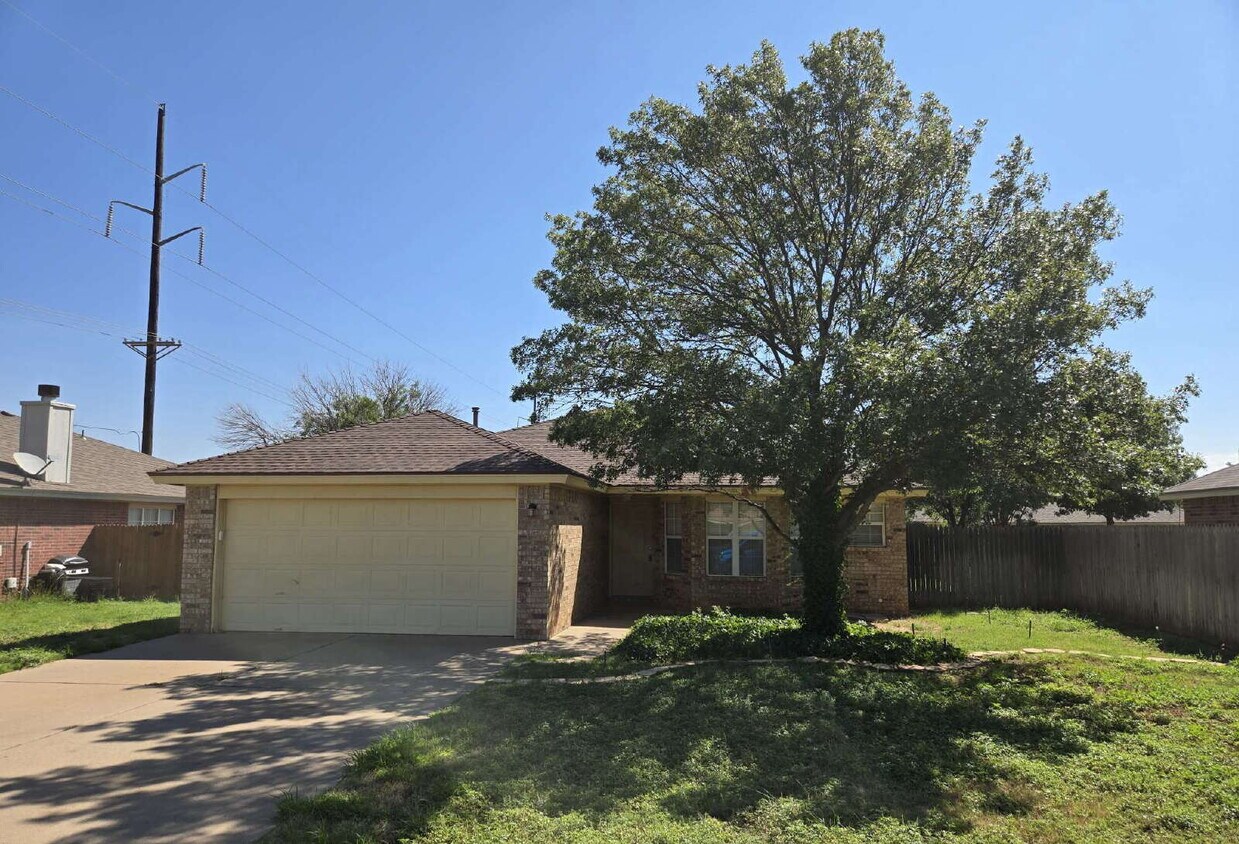 Foto principal - "Charming 3-Bedroom Lubbock Home with Cozy...