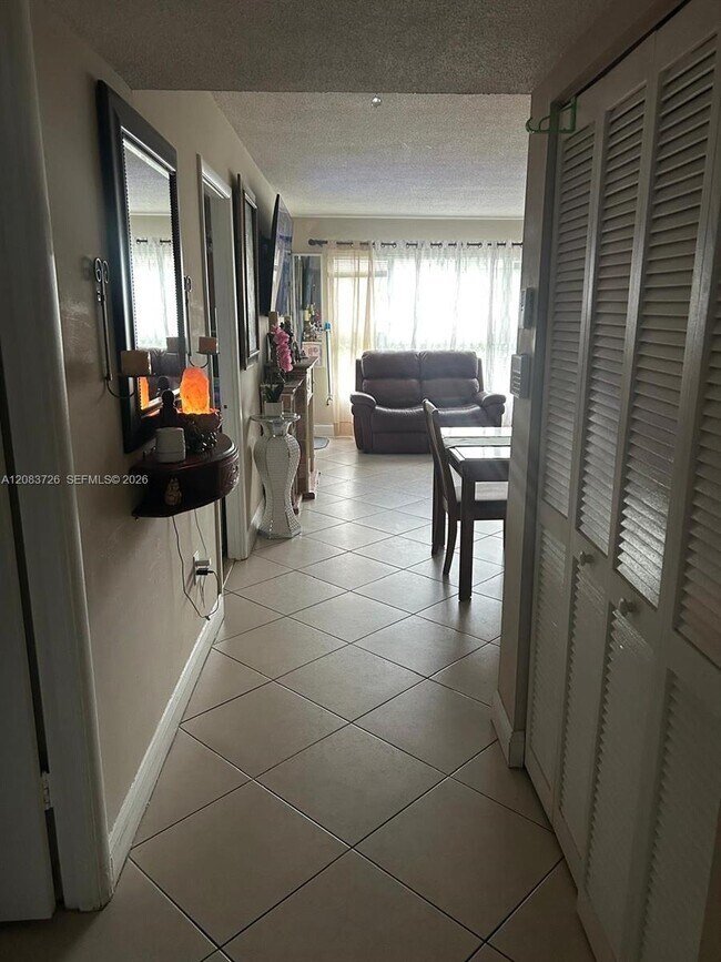 Foto del edificio - 7450 Miami Lakes Dr