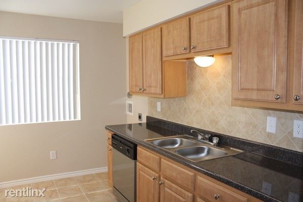 Building Photo - 10500 Holly Springs Dr