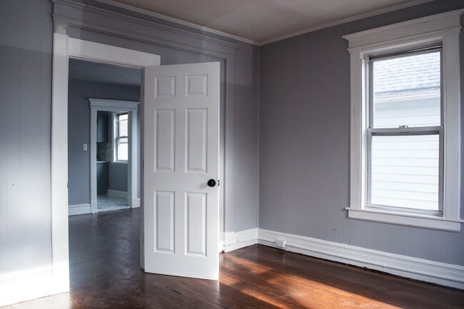 Building Photo - 19 Bassett St