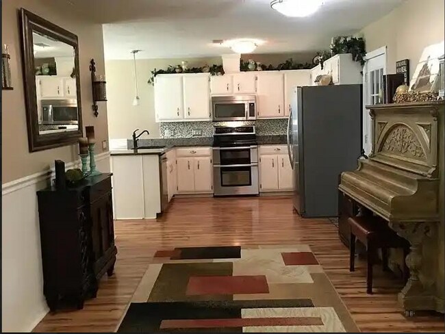 Foto del edificio - Charming 3 Bed, 2 Bath Home with New Floor...