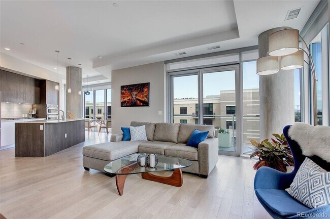Foto del edificio - Stunning 2-Bedroom Condo at Sloan's Lake's Premier Lakehouse Community