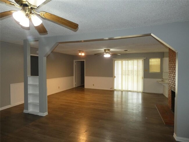 Building Photo - 3 bedroom, 2 bath