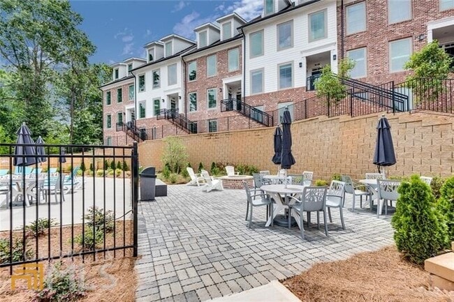 Building Photo - 533 Burton Dr