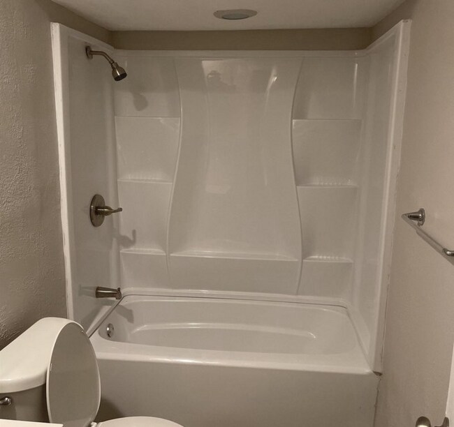 Foto del edificio - 7626 Claybrook Rd