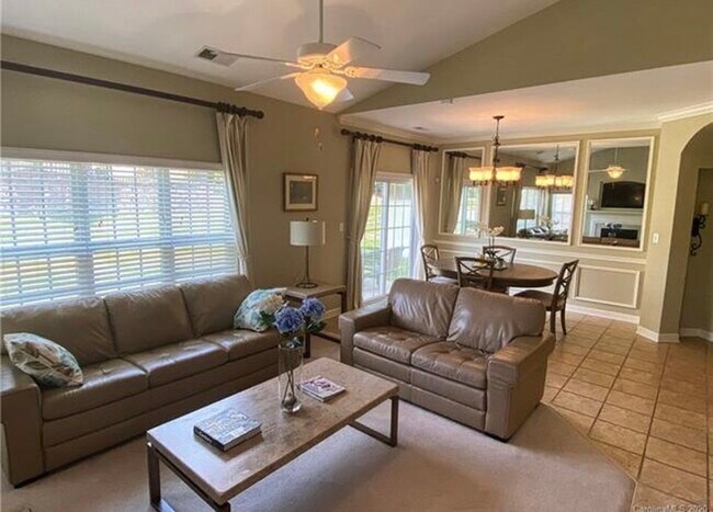 Living room - 12015 Valley Oak St