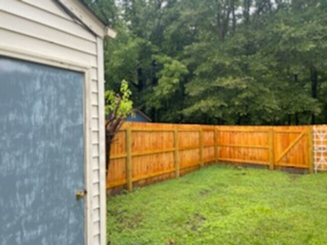 Building Photo - 2 BED / 1.5 BATH TOWNHOME