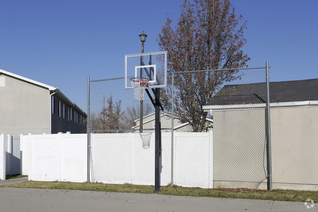 Basketball court - Oakstone