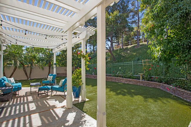 Large private wrap around backyard - 35 Inverary