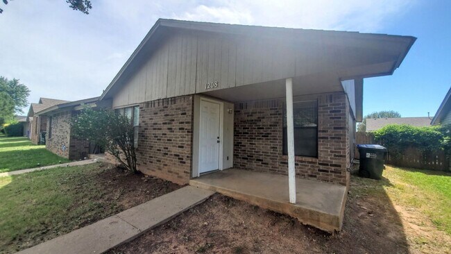 Foto del edificio - (2) Bed/(2) Bath Duplex Avail NOW! Small Pet Negotiable!