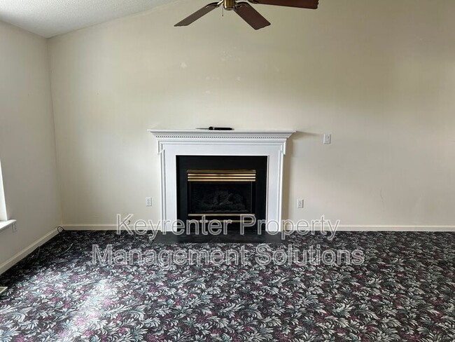 Building Photo - 2055 Hampton Dr