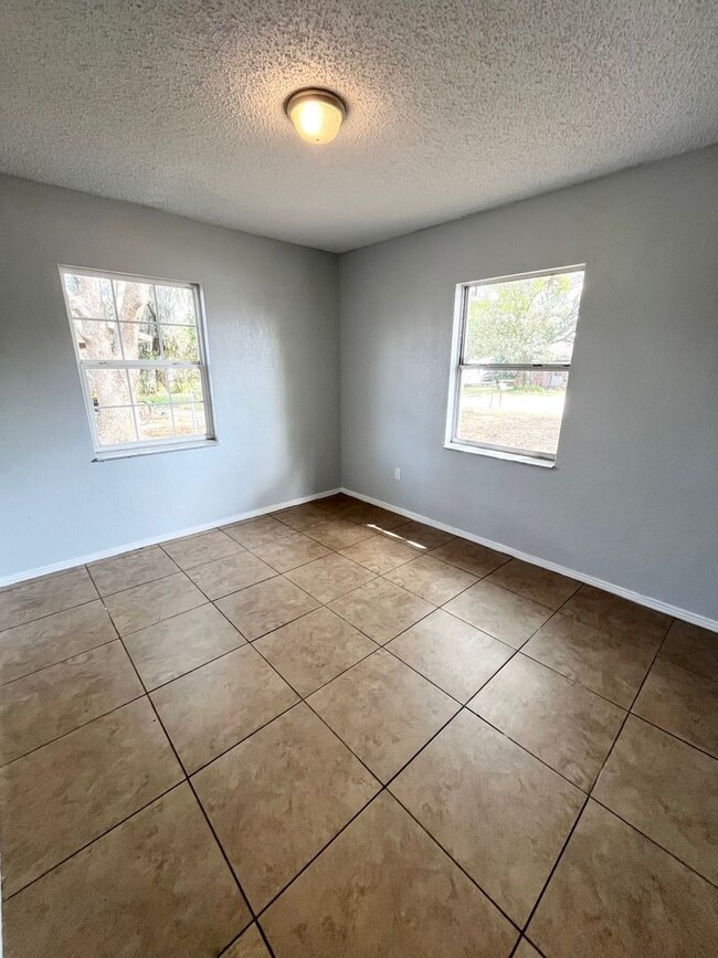 Building Photo - Cute 3BR/1BA Lakeland Home Near Southeastern University! No Application Fee!