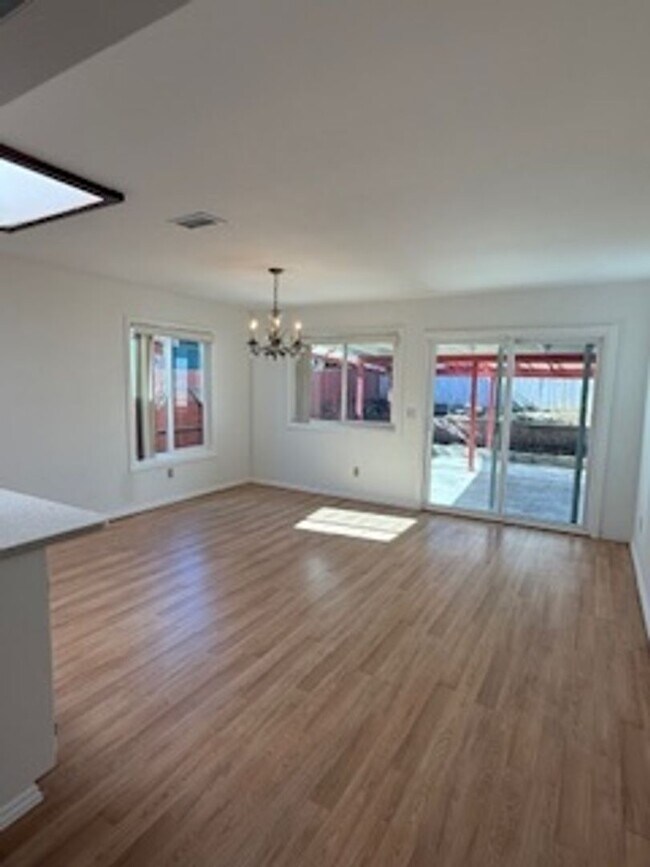 Foto del edificio - Great 4 bedroom family home centrally located