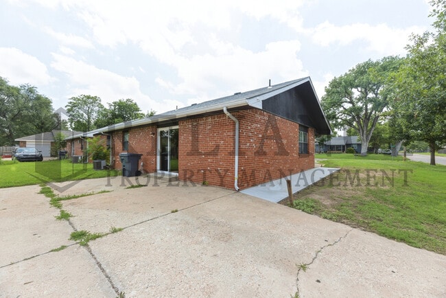 Building Photo - 1158 N Edwards