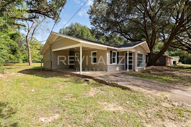 Building Photo - Cozy, Updated 3-Bedroom Home with a Shady Yard!