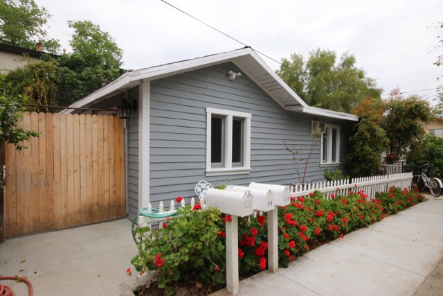Foto del edificio - 118 N Grand Oaks Ave