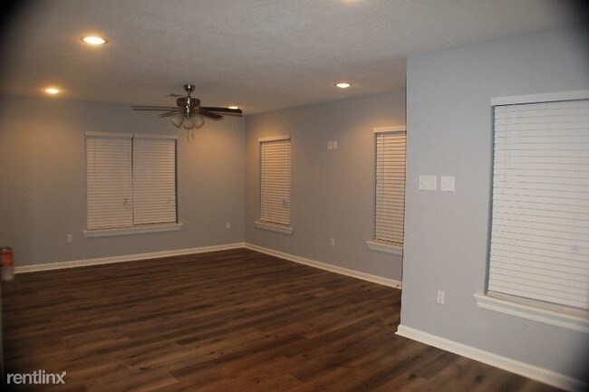 Building Photo - 3 br, 2 bath House - 401 Railroad