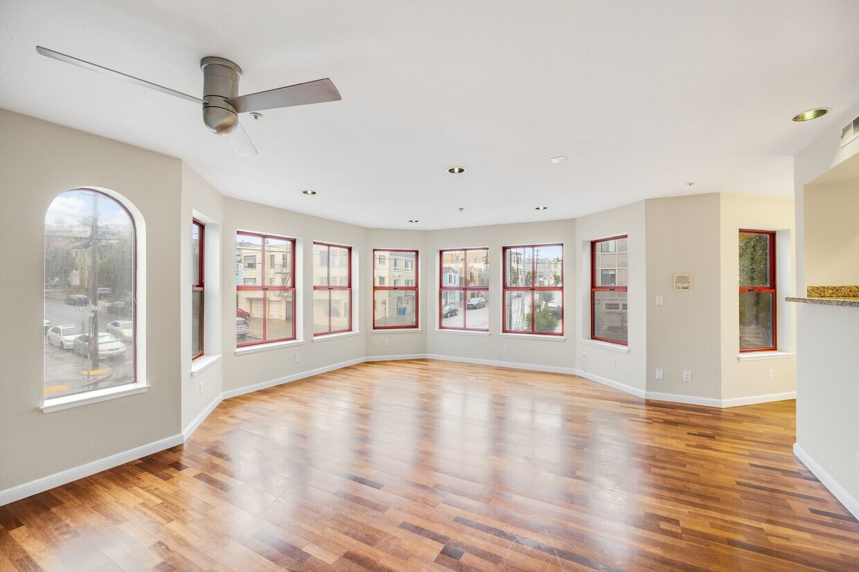 3BR/2BA Condo w/ Inunit Laundry AND Parki... House Rental in San