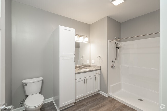 1BR, 1BA - 900SF - Bathroom - Creekview Court