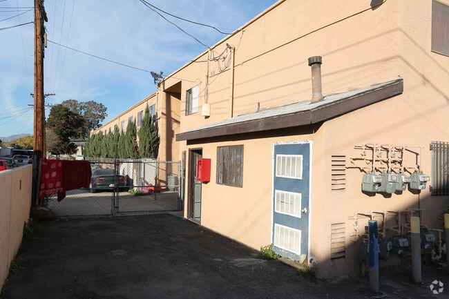 Building Photo - 2029 Darwin Ave