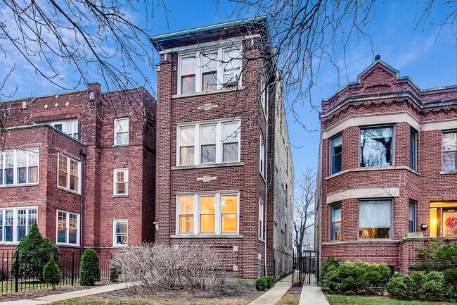 Building Photo - 2621 W Leland Ave