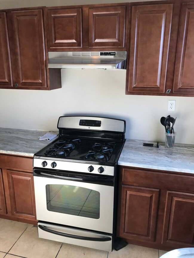 Kitchen - 1921 W Nedro Ave