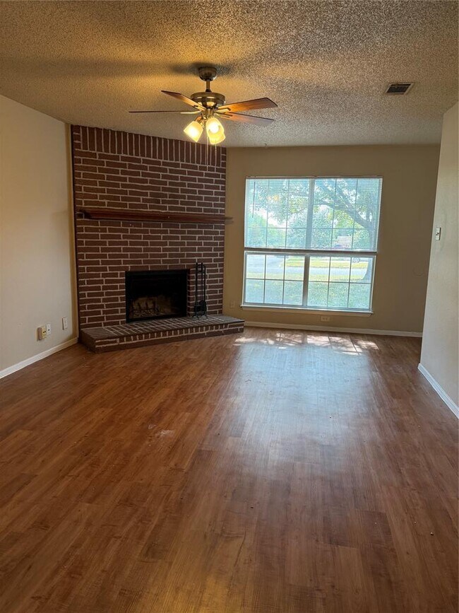 Foto del edificio - 7210 Lilac Ln