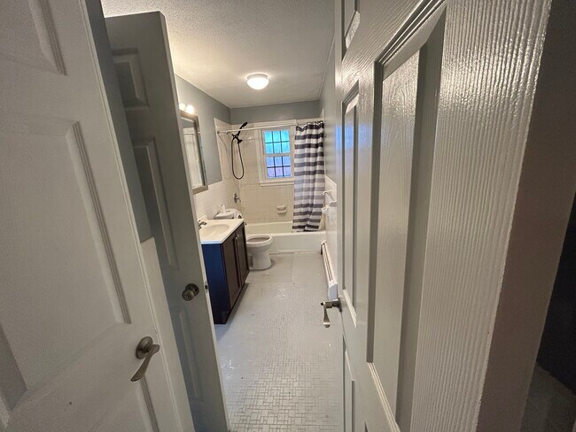 bathroom2 - 137-1 Vernon Ave