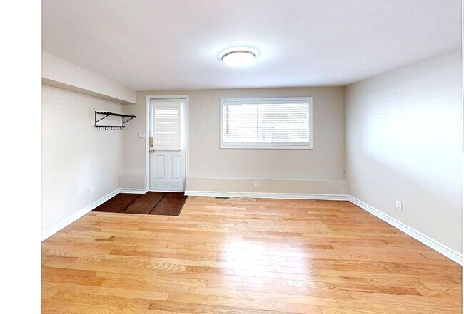 Sous-sol lumineux avec accès direct sur l'extérieur - 119 Main St W