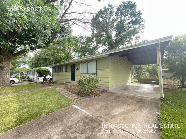 Building Photo - 560 Bardot Dr