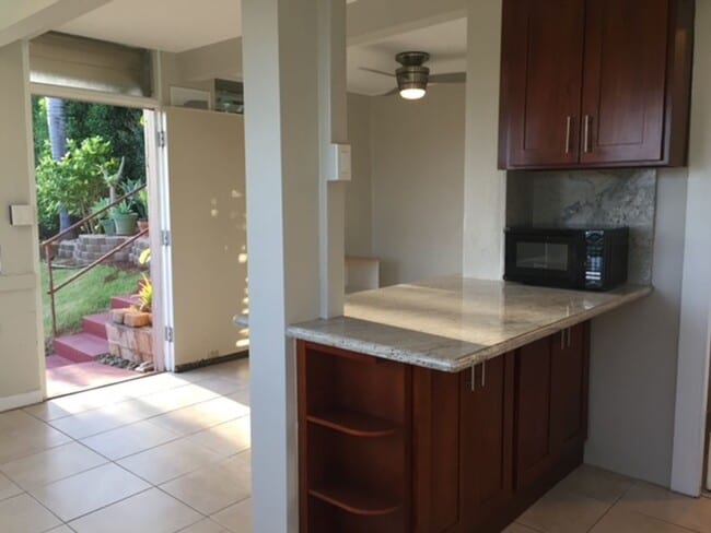 Building Photo - Kaimuki Studio!