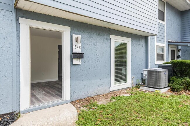 Foto del edificio - "Charming 2-Bedroom Townhouse Retreat with...