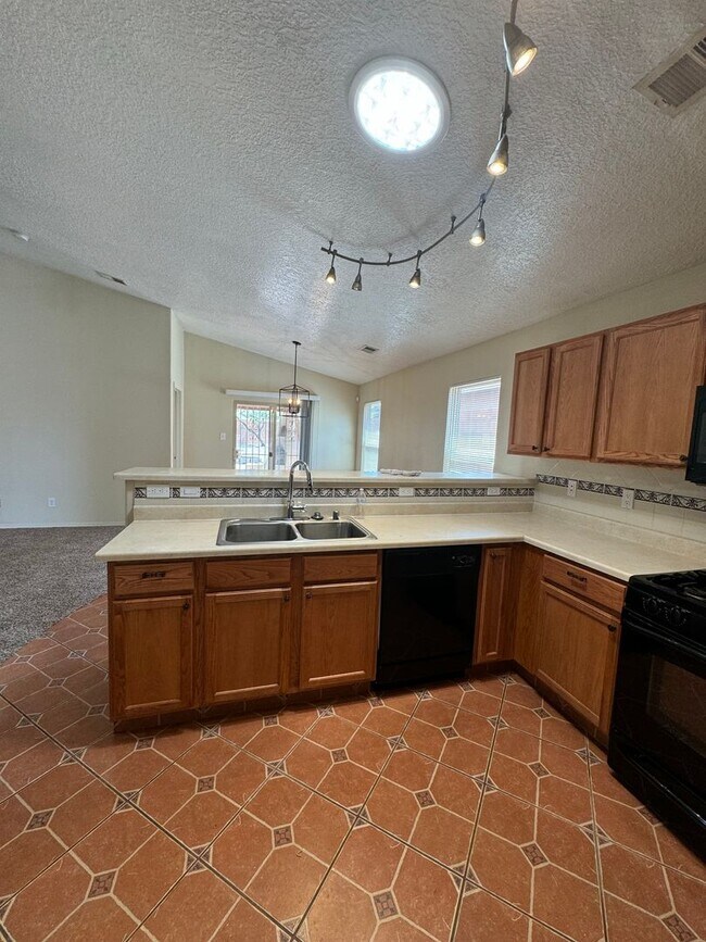 Building Photo - 3 bed 2 bath home in Huning Ranch New Pain...
