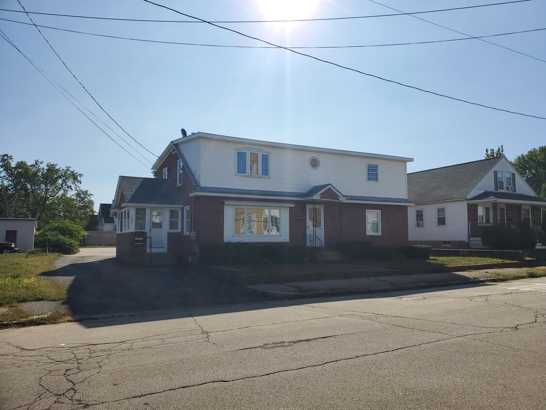 Large upstairs unit - 105 Belmont St