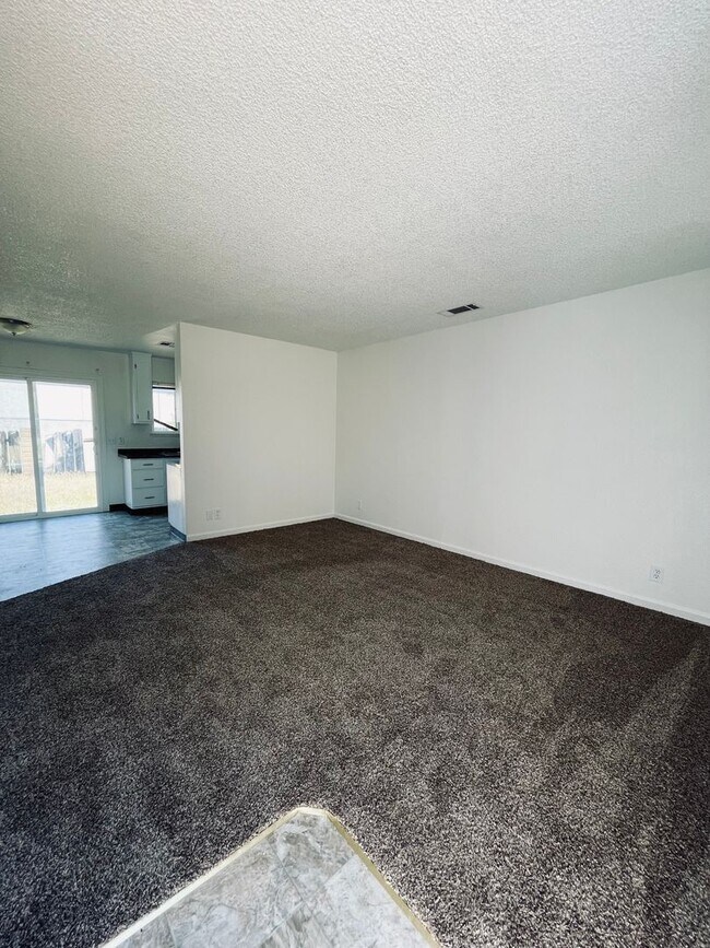 Building Photo - 3 Bedroom 2 Bath Home with new carpet & fr...