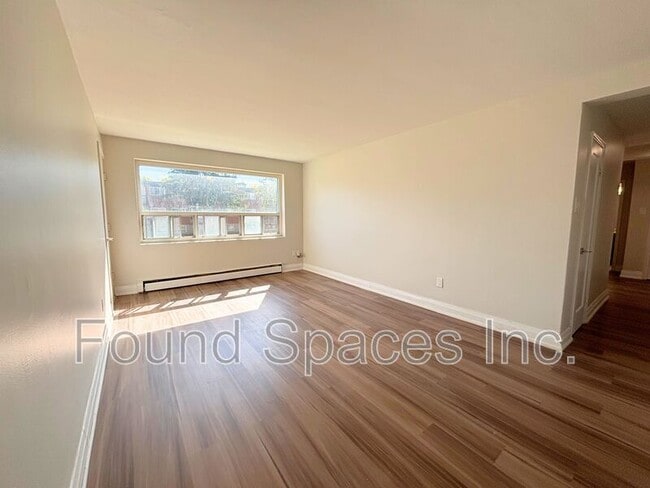 Building Photo - 280 Lorne Ave