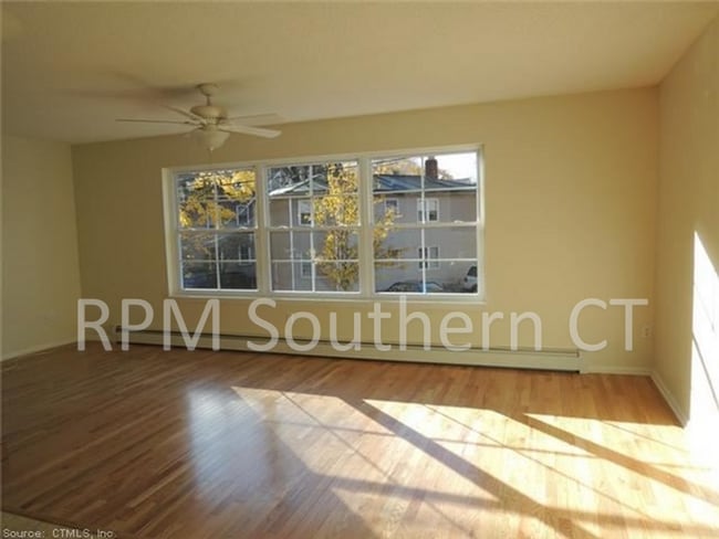 Building Photo - Sunny Townhouse Style in East Rock