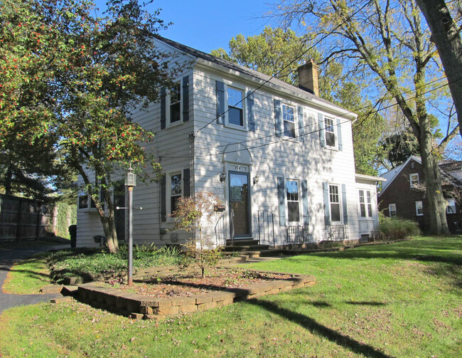 Building Photo - Beautiful  Colonial in Milwood