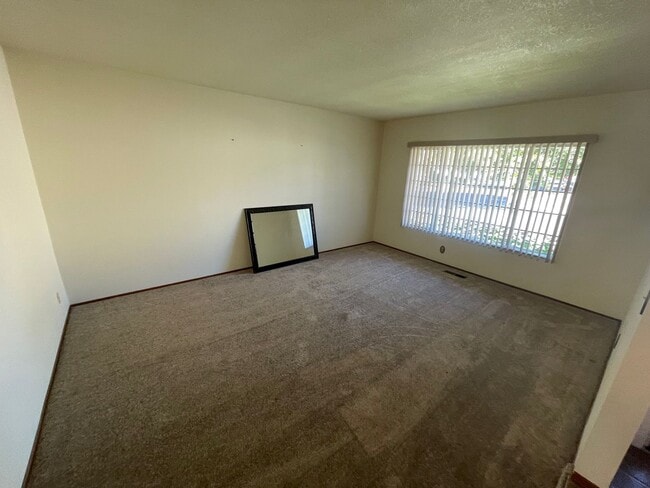 Building Photo - $4,290 / BEAUTIFUL BROOKVALE HOME IN CENTR...