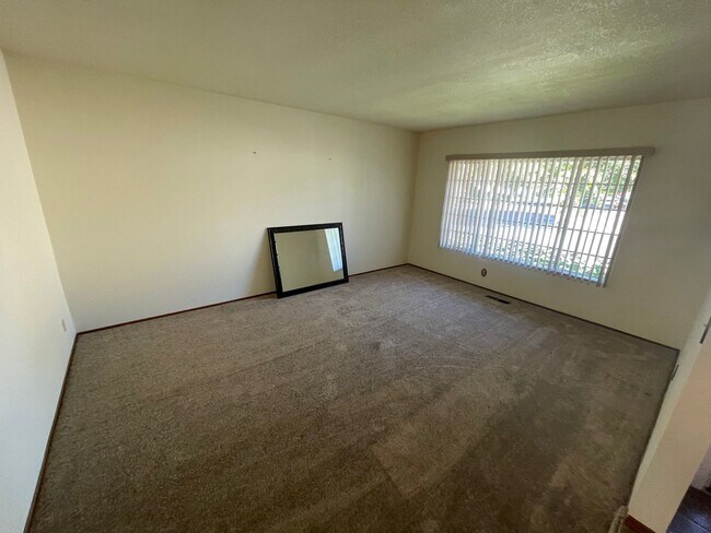 Foto del edificio - $4,290 / BEAUTIFUL BROOKVALE HOME IN CENTR...