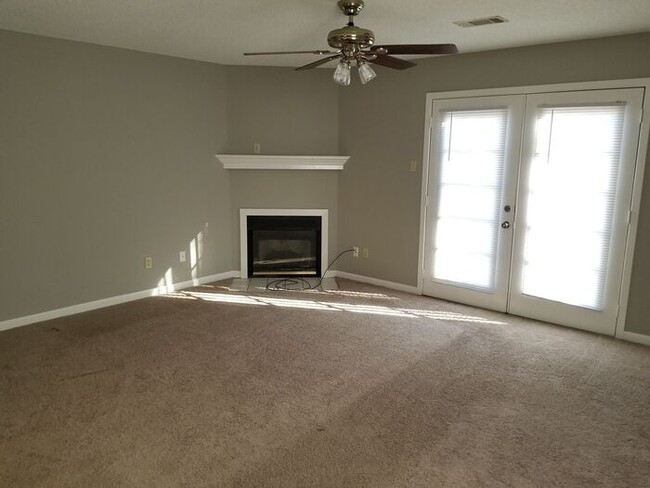 Building Photo - 2 BD, 1 1/2 BA, townhome in Sherwood