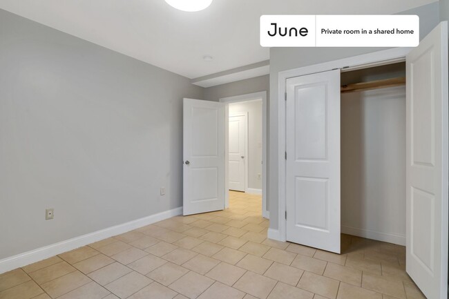Building Photo - Private bedroom in 5 bed/2.5 bath Home