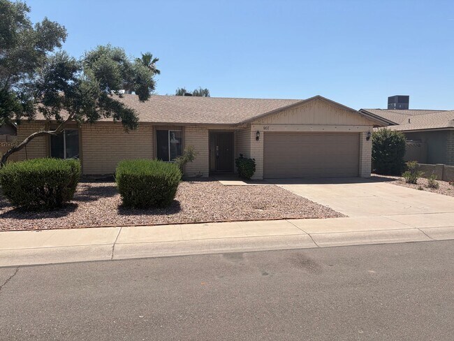 Foto del edificio - Enjoy Arizona living at its best in this updated 3-bedroom, 2-bath home with a private pool!