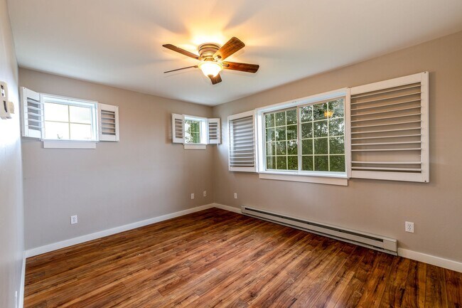 Building Photo - Gorgeous 2 Bed 2 Bath open concept Living ...