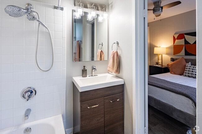 1HAB, 1BA - Baño principal de 550 pies cuadrados - Times Square Apartments