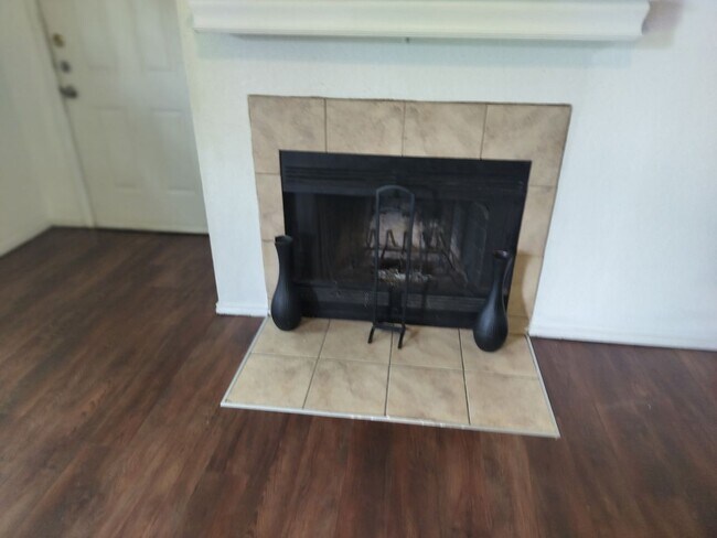 Building Photo - Great Duplex ready for immediate move in!