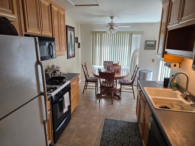 Foto del edificio - Large 4 bedroom 2 bath home with downstairs bedroom and attached garage